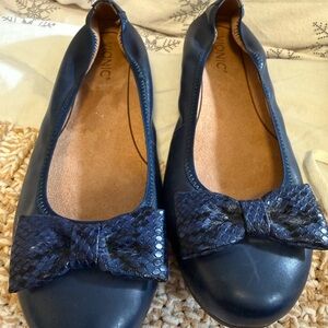 Vionic Navy Blue Flats with Bow Accent. NWOT